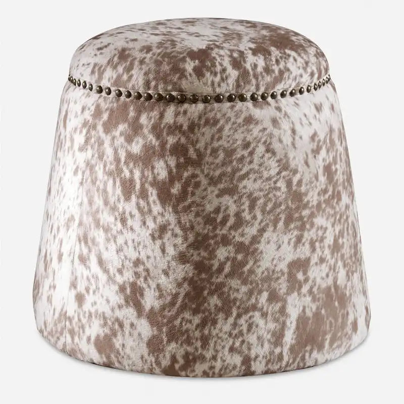 Pouf ottoman en peau de vache avec garniture de clous en laiton antique, marron et blanc