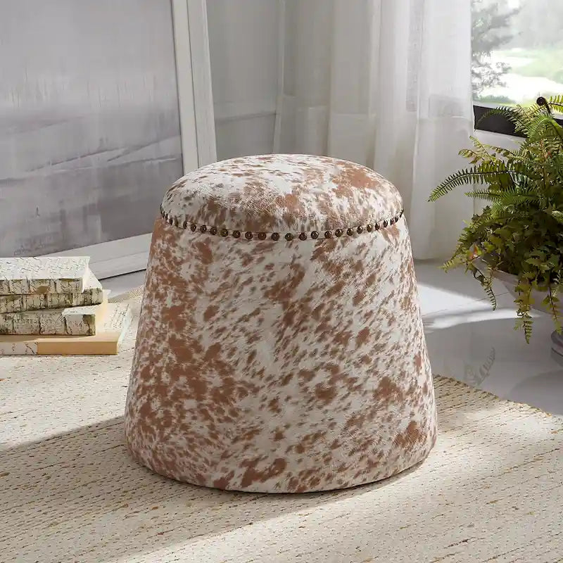 Pouf ottoman en peau de vache avec garniture de clous en laiton antique, marron et blanc
