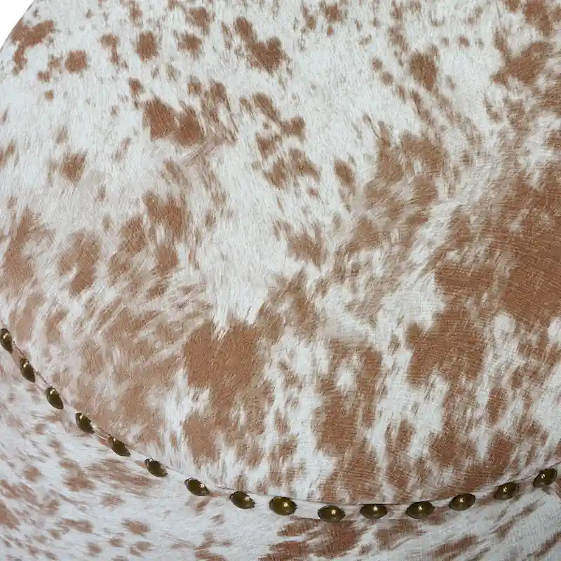 Pouf ottoman en peau de vache avec garniture de clous en laiton antique, marron et blanc