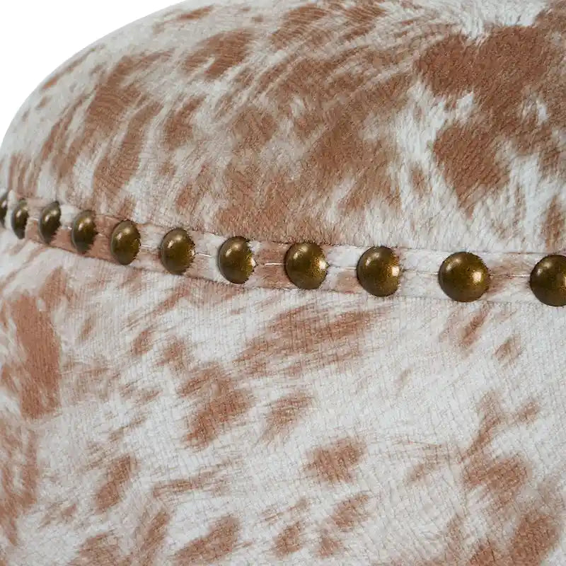Pouf ottoman en peau de vache avec garniture de clous en laiton antique, marron et blanc