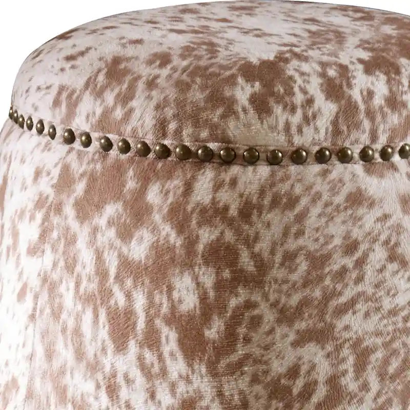 Pouf ottoman en peau de vache avec garniture de clous en laiton antique, marron et blanc