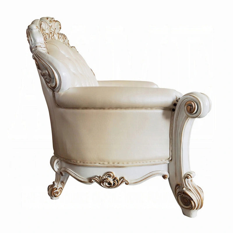 Causeuse blanc perle en similicuir sculpté couleur champagne avec clous décoratifs 70 po
