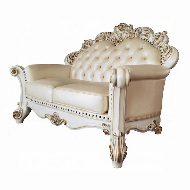 Causeuse blanc perle en similicuir sculpté couleur champagne avec clous décoratifs 70 po