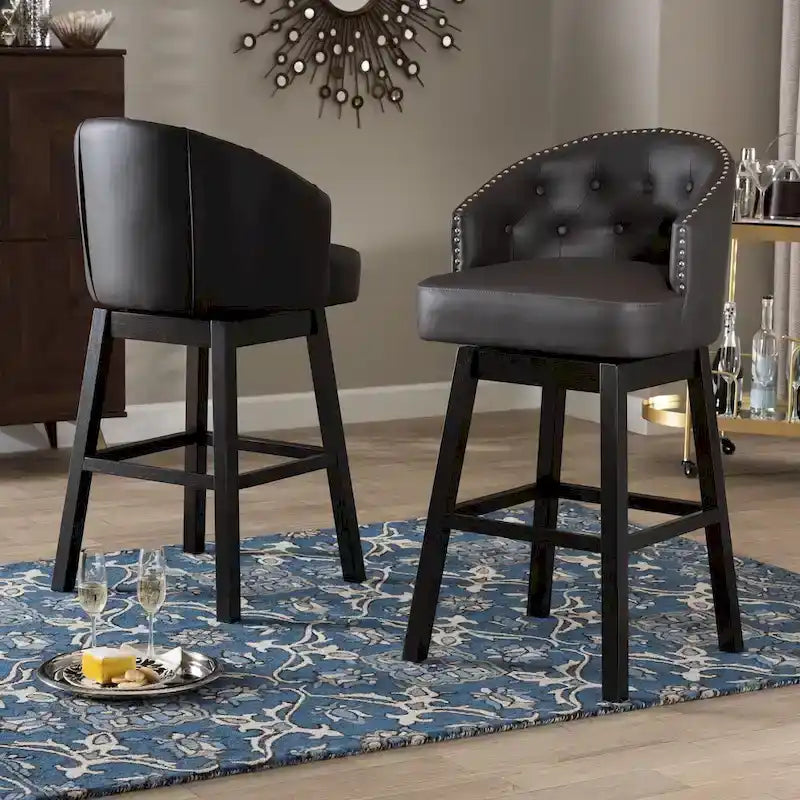 Tabouret de bar pivotant touffeté en similicuir marron avec garniture cloutée