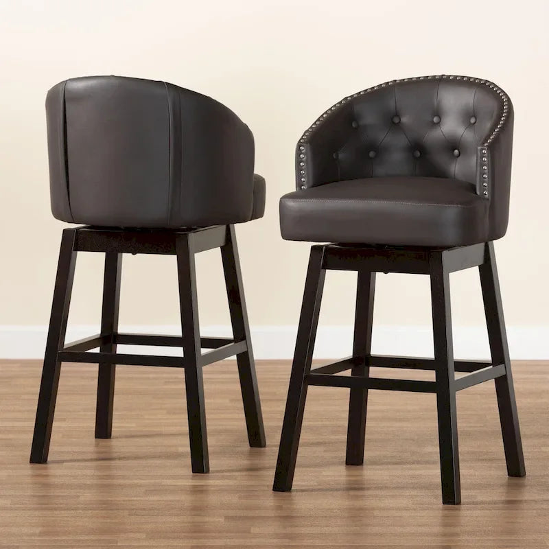 Tabouret de bar pivotant touffeté en similicuir marron avec garniture cloutée