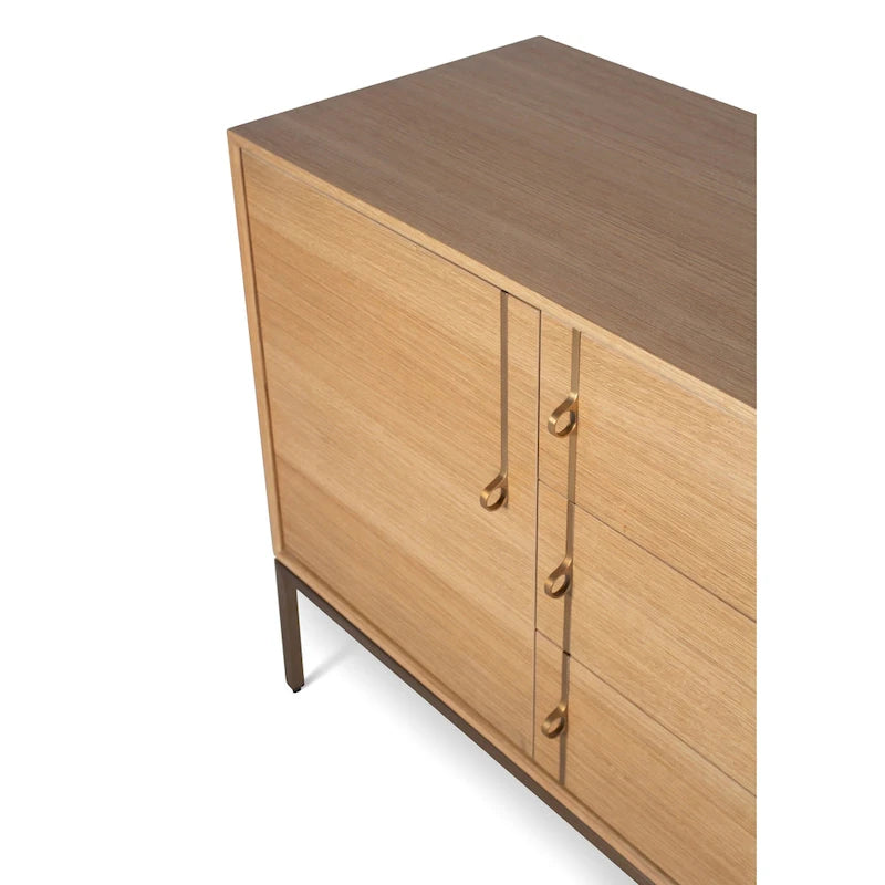 Buffet moderne en placage de chêne avec portes à fermeture amortie et tiroirs de rangement