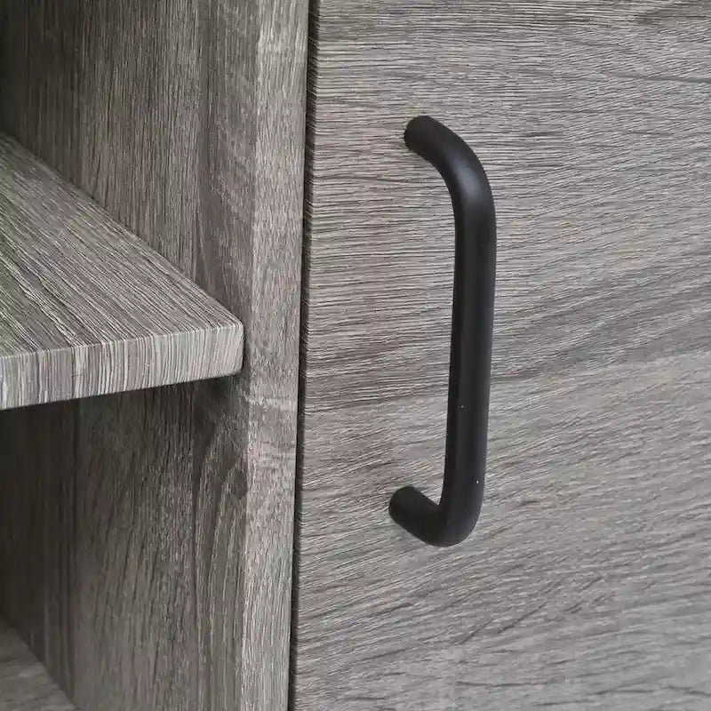 Meuble TV gris moderne avec étagères ouvertes et portes de placard