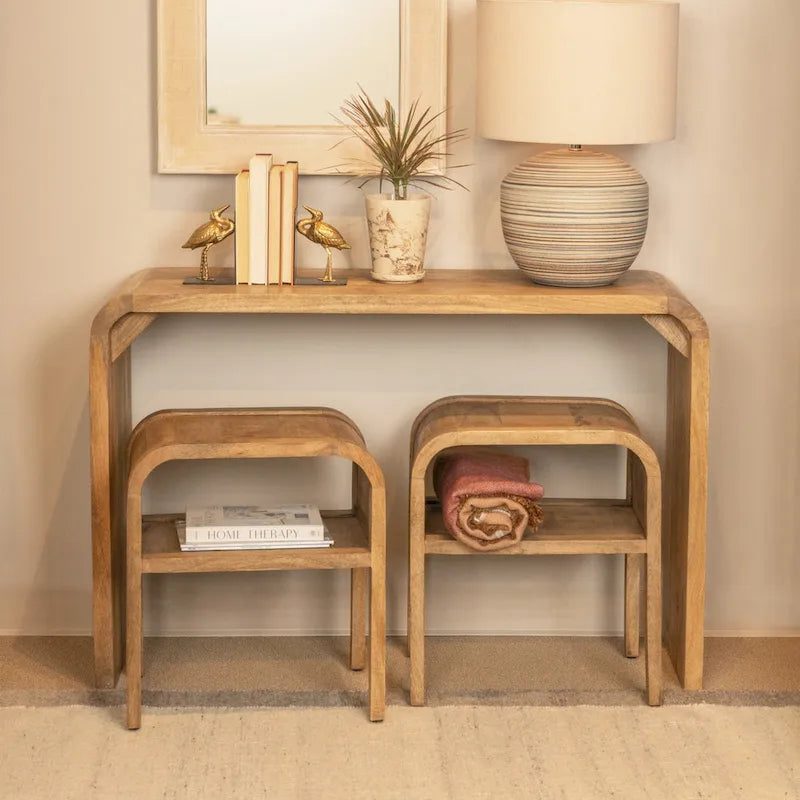 Console en bois de manguier avec bords en cascade et finition naturelle